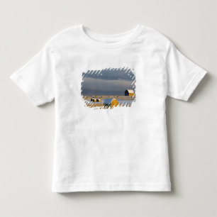 Rustikale Scheune und Heuballen nach frischem Schn Kleinkind T-shirt