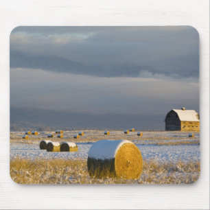 Rustikale Scheune und Heuballen nach frischem Schn Mousepad