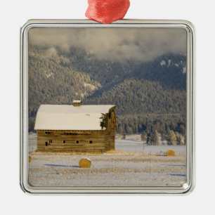 Rustikale Scheune und Heuballen nach frischem Schn Silbernes Ornament