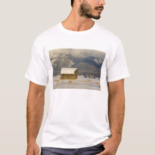 Rustikale Scheune und Heuballen nach frischem Schn T-Shirt