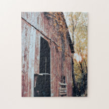 Rustikale Scheune, verpackt in den goldenen Herbst