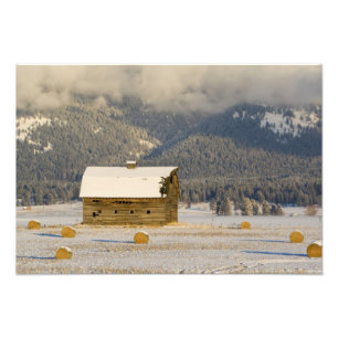 Rustikale Scheunen- und Heuballen nach einem Fotodruck