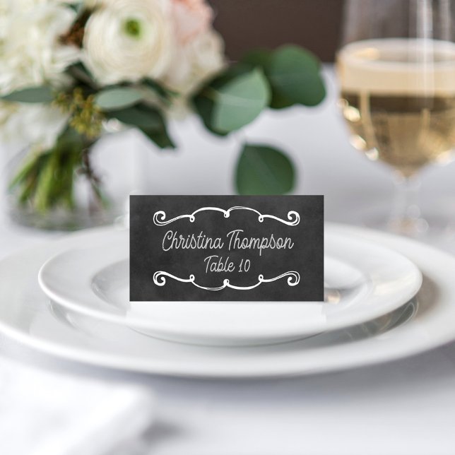 Rustikale Script Chalkboard Wedding Black Platzkarte (Von Creator hochgeladen)