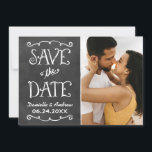 Rustikale Script Chalkboard Wedding Black Save The Date<br><div class="desc">Whimsikale und einzigartige zweiseitige Foto-Ankündigungskarte speichern die Daten mit einem rustikalen strukturierten Look Blackboard Hintergrund mit handgeschriebenen Stil Schriftart,  die ein weißes Kreide Aussehen. Personalisieren Sie mit den Hochzeitsdetails und ein beliebtes Porträtformat Verlobung Foto.</div>