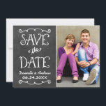 Rustikale Script Chalkboard Wedding Black Save The Date<br><div class="desc">Whimsikale und einzigartige zweiseitige Foto-Ankündigungskarte speichern die Daten mit einem rustikalen strukturierten Look Blackboard Hintergrund mit handgeschriebenen Stil Schriftart,  die ein weißes Kreide Aussehen. Personalisieren Sie mit den Hochzeitsdetails und ein beliebtes Porträtformat Verlobung Foto.</div>