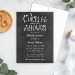 Rustikale Script Chalkboard Wedding Couples Dusche Einladung<br><div class="desc">Charmante Chalkboard-Paare laden zum Polterabend ein,  um einen lässigen Chic-Anlass mit handgeschriebenen Stil-Schriftart,  Scrollbildern und ampersand-Akzenten zu genießen,  die auf einem rustikalen,  schwarzen Pappe-Hintergrund ein weißes Kreide-Aussehen aufweisen.</div>