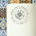 Rustikale Sonnenblume aus der Bibliothek des Indiv Gummistempel<br><div class="desc">Diese rustikale Bücherei Briefmarke verfügt über einen doppelten runden Rahmen (kontinuierlich und dotty) mit der wunderschönen Vintagen Abbildung einer Sonnenblume in der Mitte. Oben ist ein eigener Text in eleganter Serifentypografie zu sehen: aus der Bibliothek geteilt durch Punkte auf beiden Seiten vom individuelle Name in eleganter handgeschriebener Kalligrafie-Schrift. Klicken Sie...</div>