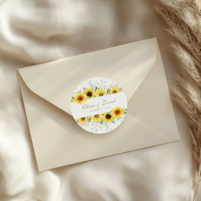 Rustikale Sonnenblume Hochzeit Runder Aufkleber (Rustic Sunflower Delight Wedding Classic Round Sticker on a wedding envelope.)