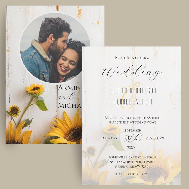 Rustikale Sonnenblume Weißer Bartholz Foto Hochzei Einladung (A rustic white barn wood wedding invitation with sunflowers, elegant script fonts, and a photo.)