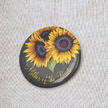 Rustikale Sonnenblumen Chalkboard Mutter der Braut<br><div class="desc">Die blühende rustikale Mutter des Brautknopfes mit einem Blumenstrauß auf einem dunkelgrauen Kalkboard-Hintergrund.             Sie können es mit Ihrem Text personalisieren!</div>