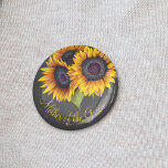 Rustikale Sonnenblumen Chalkboard Mutter des Bräut<br><div class="desc">Die blühende rustikale Mutter des Bräutigam-Hochzeitsknopfes mit einem Sonnenblumenstrauß auf dunkelgrauem Kalkboard-Hintergrund.             Sie können es mit Ihrem Text personalisieren!</div>