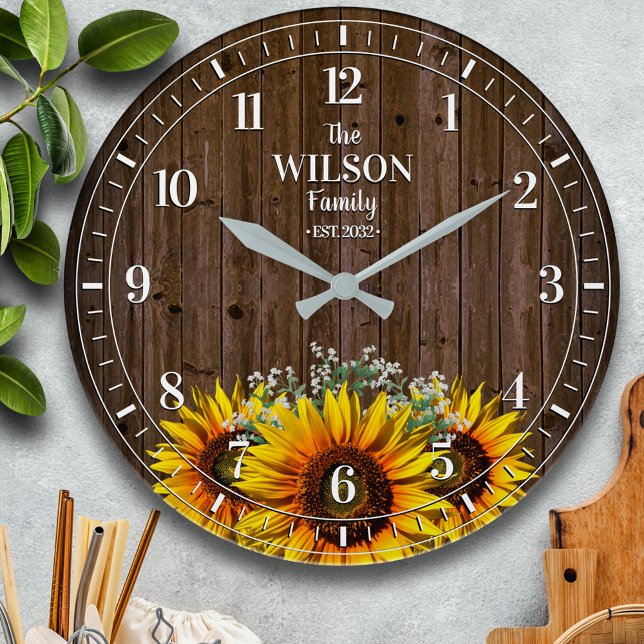 Rustikale Sonnenblumen und Name der Holzfamilie Große Wanduhr (Von Creator hochgeladen)