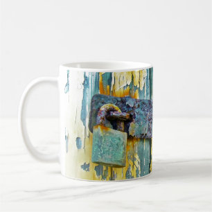Rustikale Sperre beschädigte blaue Barnwood-Tür Na Tasse