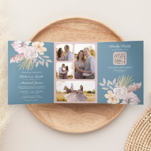 Rustikale staubblaue rosa Blumen Hochzeit QR Code Dreifach Gefaltete Einladung