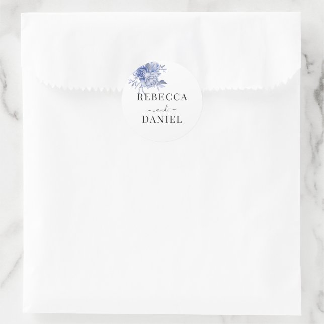 rustikale staubblaue Rosen und andere Blumen Runder Aufkleber (Tasche)