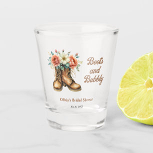 Rustikale Stiefel und prickelnde westliche Brautpa Schnapsglas