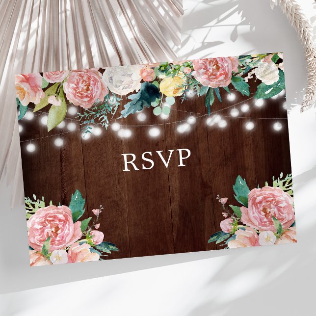 Rustikale String Lights Blush Floral Wedding RSVP Postkarte (Von Creator hochgeladen)