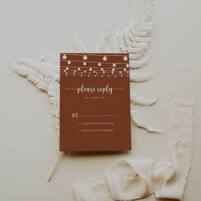 Rustikale String Lights Terracotta Calligraphy UAW RSVP Karte (Von Creator hochgeladen)