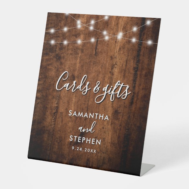 Rustikale String Lights & Wood Wedding Cards & Ges Sockelschild (Vorderseite)