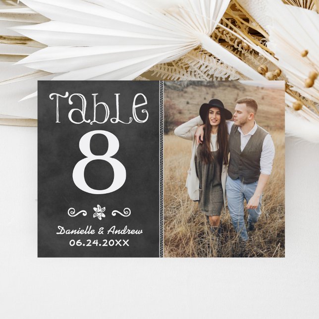 Rustikale Tafelnummer-Hochzeitsfoto-Karte mit Krei Einladung (Von Creator hochgeladen)