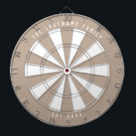 Rustikale Tan & White Personalisierte Familie etab Dartscheibe<br><div class="desc">Klassischer Dartboard mit modernem und elegantem rustikalem,  neutralem Farbschema mit personalisiertem Text auf der Oberseite und am Ende des Boards für den Familiennamen und das Familienjahr. Grosses rustikales Hochzeitsgeschenk für den Start einer Familie!</div>