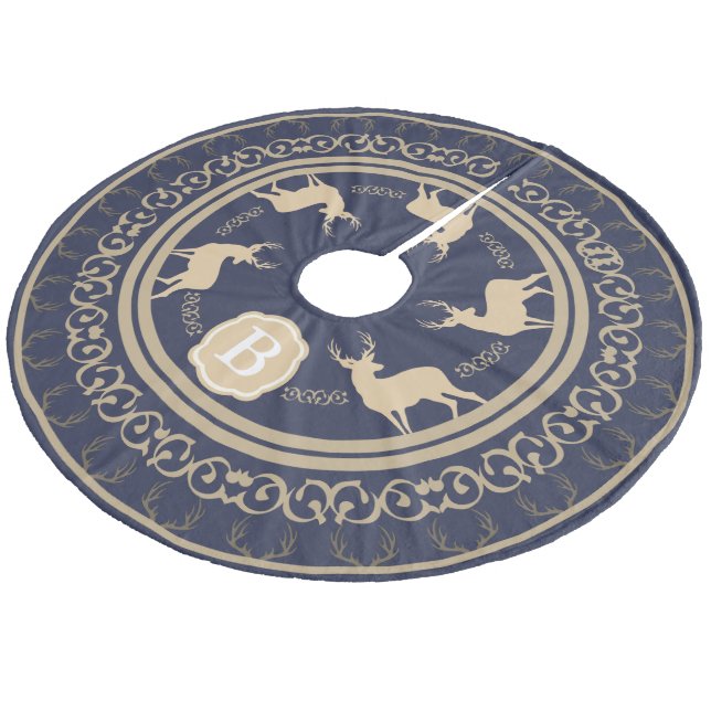 Rustikale Taupe Deer Antlers and Bucks | Monogramm Fleece Weihnachtsbaumdecke (Schrägansicht)