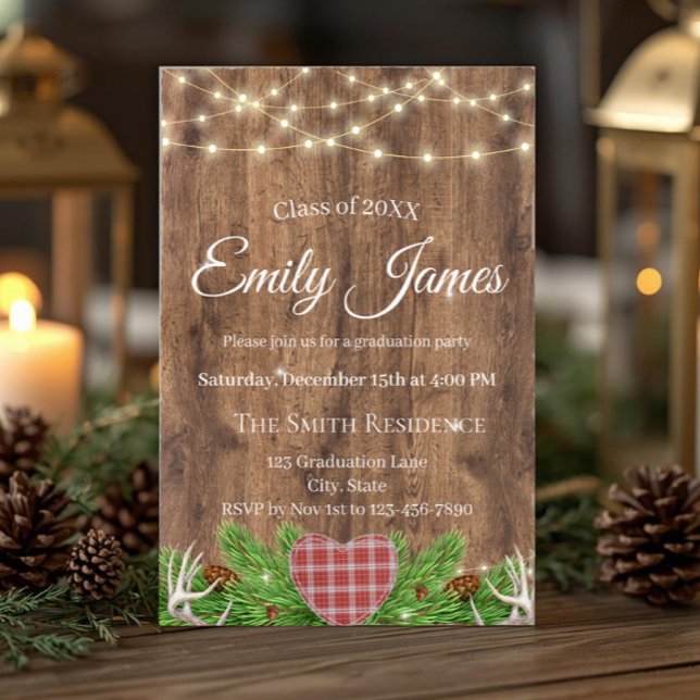 Rustikale Wald-Abschlussfeier-Einladung | Hirsch Einladung (Rustic woodland graduation invitation with string lights, deer antlers and custom party details.)