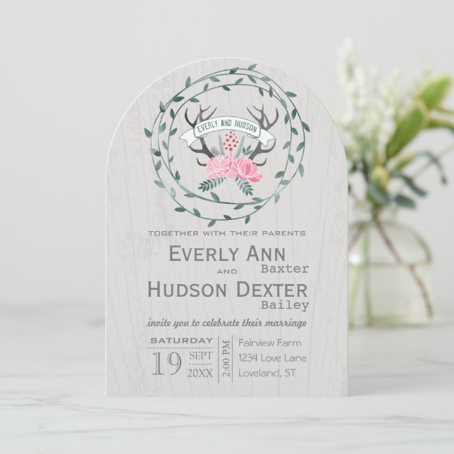 Rustikale Waldgarland Antler Barn Wood Wedding Einladung (Stehend Vorderseite)