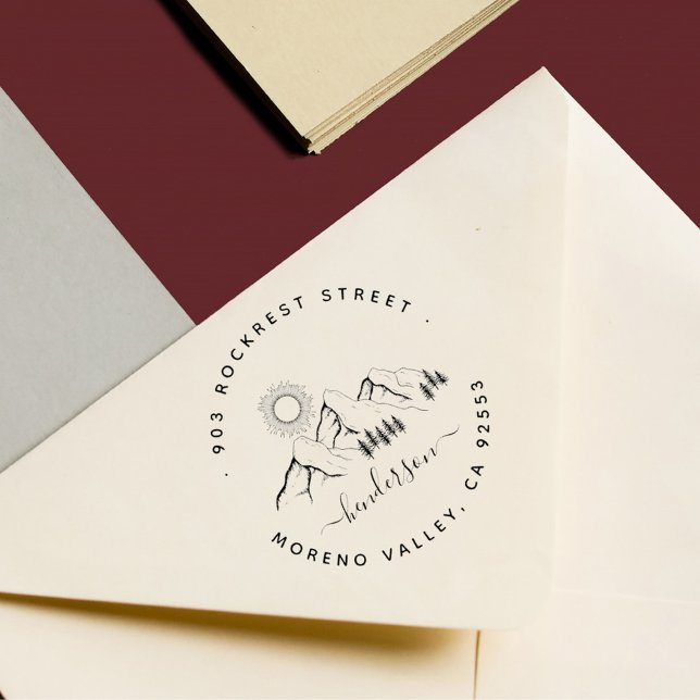 Rustikale Waldlandschaft Familienadresse Permastempel (Mountains Pines Sun Elegant Script Return Address Stamp)