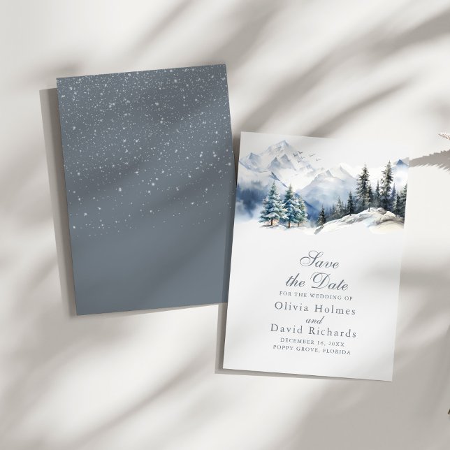 Rustikale Wasserfarbenschneeberge Pinienbäume Hoch Save The Date (Rustic Watercolor Snow Mountain Pine Trees Wedding Save The Date on a sunny white table.)