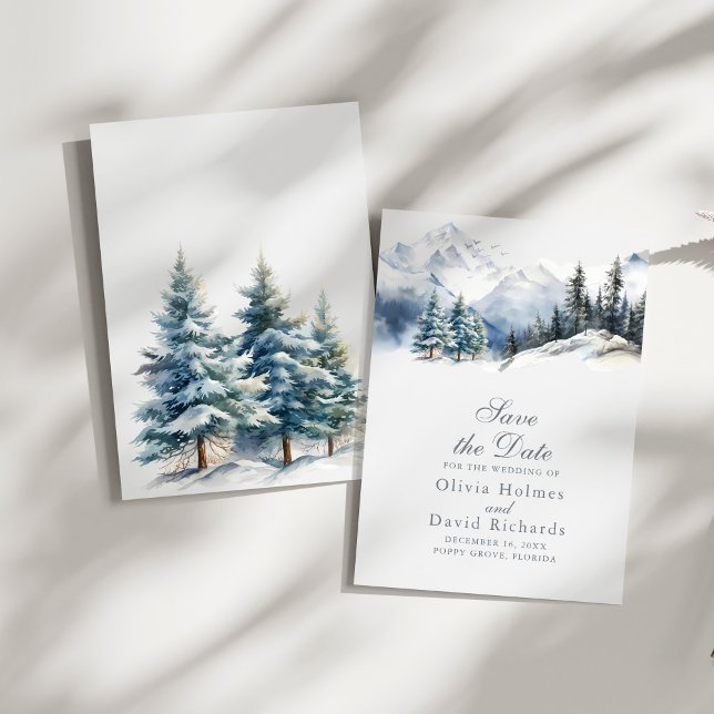 Rustikale Wasserfarbenschneeberge Pinienbäume Hoch Save The Date (Rustic Watercolor Snow Mountain Pine Trees Wedding Save The Date on a sunny white table.)