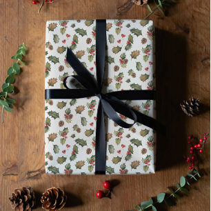 Rustikale Weihnachtsdekoration mit Stechpalme und  Geschenkpapier