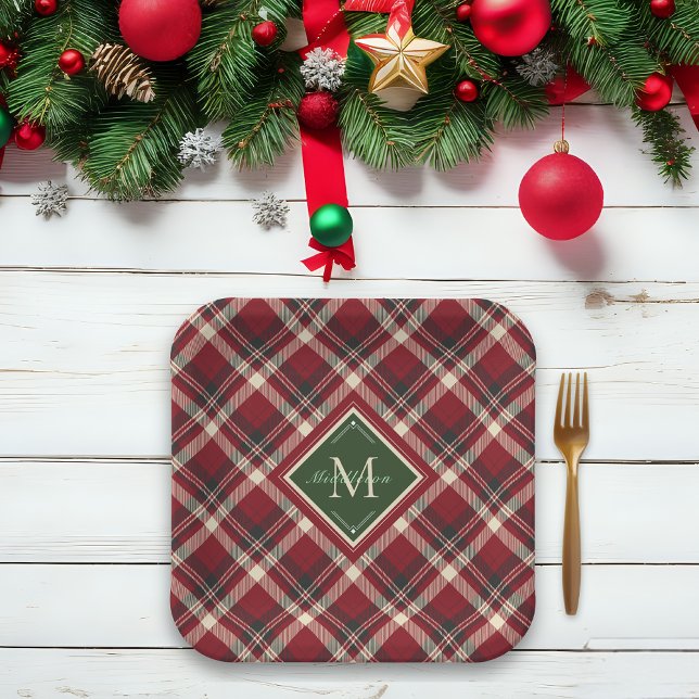 Rustikale Weihnachtsmonogramm Name Red Green Karie Pappteller (Festive red and green tartan Christmas plates personalized with your monogram and name.)