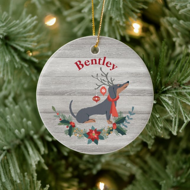Rustikale Weihnachtszeit-Dackel mit Antlers & Gree Keramik Ornament (Baum)