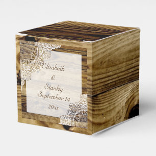 Rustikale weiße Spitze auf holzrustikaler Hochzeit Geschenkschachtel