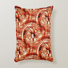 Rustikale Wiederholung rötlicher Korallenrosetten Dekokissen
