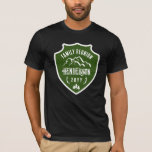 Rustikale Wiedersehen der Pine Green Shield-Famili T-Shirt<br><div class="desc">Rustikaler Familienname Wiedersehen T - Shirt mit Familiennamen auf einem grünen Schild mit familiärer Wiedersehen gedruckt in einem gekrümmten Text über den Bergen mit dem Jahr zwischen Anglern und Fichtenbäumen unter einem rustikalen Design. Green Schild Familie Wiedersehen T - Shirt personalisiert mit Ihrem Familiennamen und das Jahr mit rustikalen Details...</div>