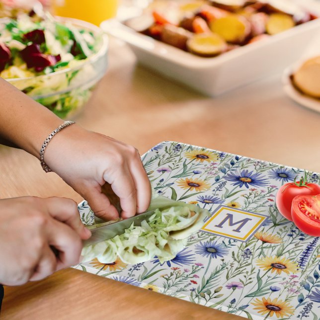 Rustikale Wildblumen Hübsch Wasserfarbe Mit Monogr Schneidebrett (A glass cutting board with blue and yellow wildflowers design, personalized with a monogram initial)