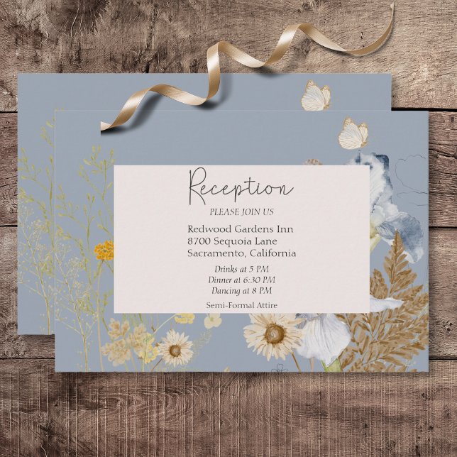 Rustikale Wildblumen Monogramm Dusty Blue Empfang Begleitkarte (Rustic Wildflowers Monogram Dusty Blue Wedding Reception Card)