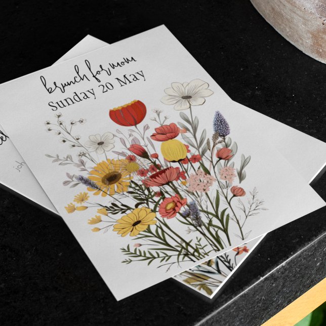 Rustikale Wildblumen Muttertagsbrunch Einladung (Rustic wildflower customizable Mother's Day Brunch invitation. )