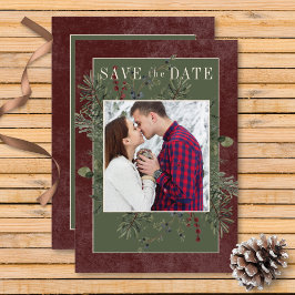 Rustikale Winter Berries & Pine Burgund Save The Date