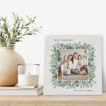 Rustikale Wintergärten Foto Wreath Fotoplatte<br><div class="desc">Rustikales, elegantes Foto-Tafelschild "Frohe Weihnachten" mit einem quadratischen Kranz aus Aquarell umrahmt das Familienbild. Personalisieren Sie Ihre Auswahl an Gruß und Familiennamen.</div>