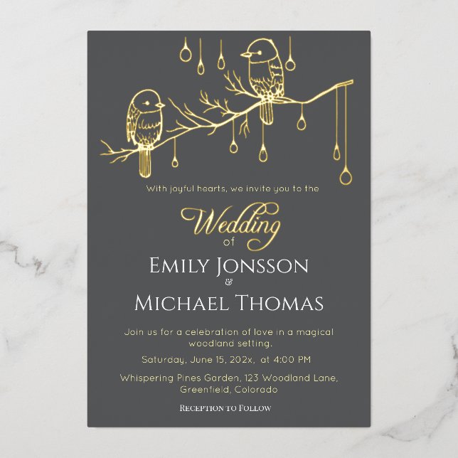 Rustikale Woodland Love Birds Romantische Hochzeit Folieneinladung (Vorderseite)