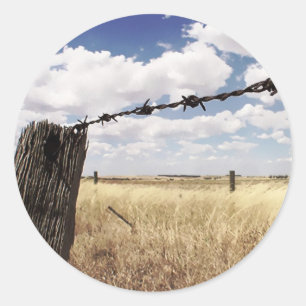 Rustikale Zaun Landschaft Grassy Blue Sky Wolken Runder Aufkleber