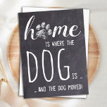 Rustikale Zuhause Wir haben die Ankündigung über d Postkarte<br><div class="desc">Zuhause ist, wo der Hund ist ... und der Hund bewegt! Lass deinem besten Freund, dass du mit dieser niedlichen und lustigen Hundeankündigungskarte auf einer rustikalen Schiefergestalt-Skateboardkonstruktion deinen Umzug ankündigen kannst. Personalisieren Sie die Rückseite mit Namen und Ihrer neuen Adresse. Diese Hundeankündigung ist ein Muss für alle Hundemütter, Hundedads und...</div>