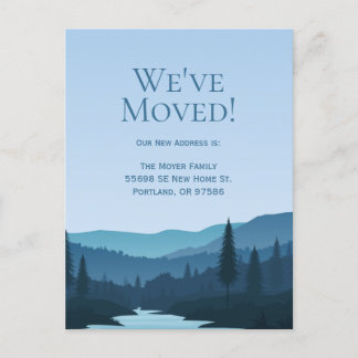 Rustikaler Bergwaldsteg mit Pinienbäumen Postkarte