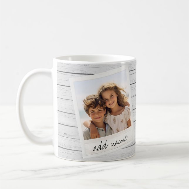 Rustikaler Bilderrahmen mit Shiplap-Hintergrunddru Kaffeetasse (Links)