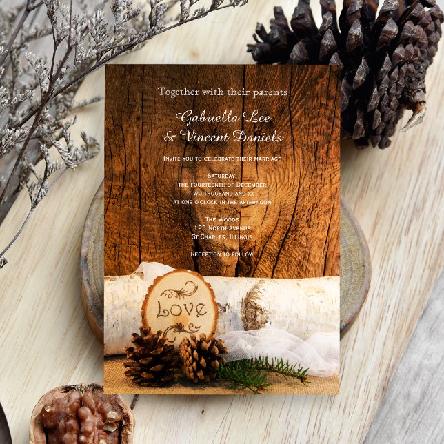 Rustikaler Birkenbaum und Barnholz Einladung zur H (Set a woodsy tone for your natural marriage with the Rustic Birch Tree Barn Wood Wedding Invitation.)