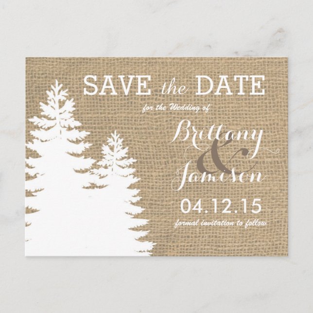Rustikaler Burlap Pine Trees Winter Save the Date Ankündigungspostkarte (Vorderseite)