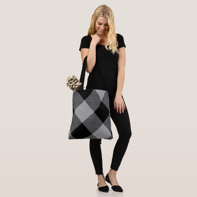 Rustikaler Chic, grau-weiß Kariert (Am Model)